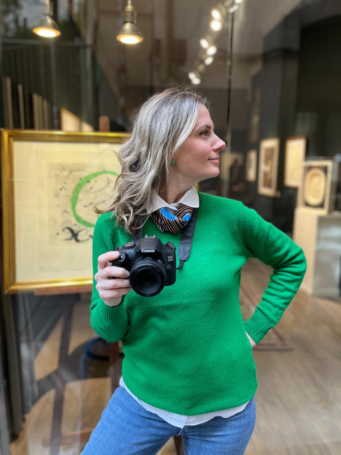 Catharine Caliman com a câmera na mão, numa galeria em Lisboa