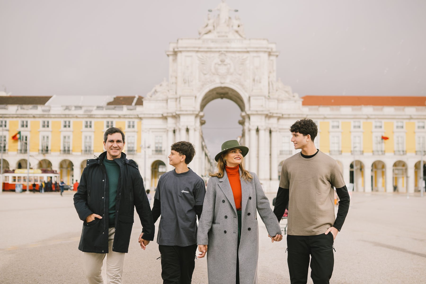 Família de mãos dadas na Praça do Comércio